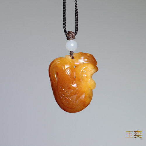和田玉籽料黄沁苏工金镶玉鸡吊坠