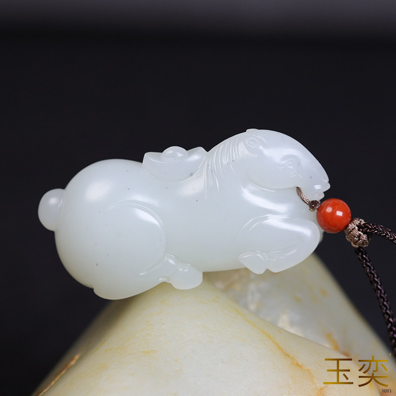 和田玉青花籽料苏工马元玉吊坠
