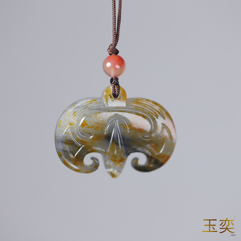 玉奕青花三色玉蝙蝠挂件