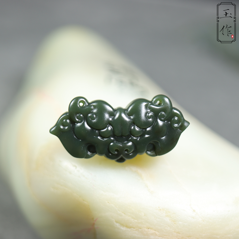 和田玉籽料沙枣青仿古守护兽面