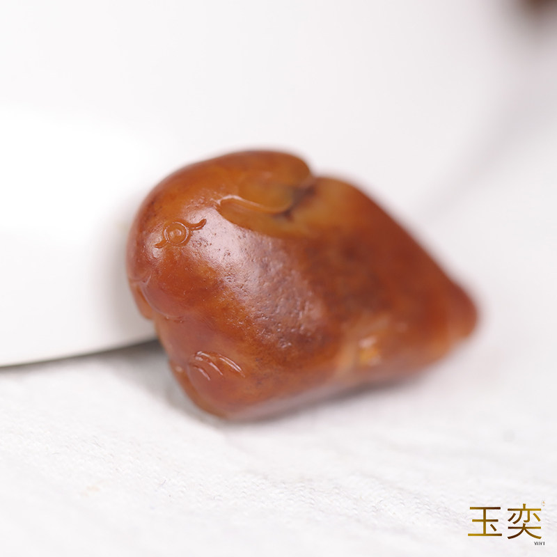新疆和田玉黄沁籽料玉兔吊坠
