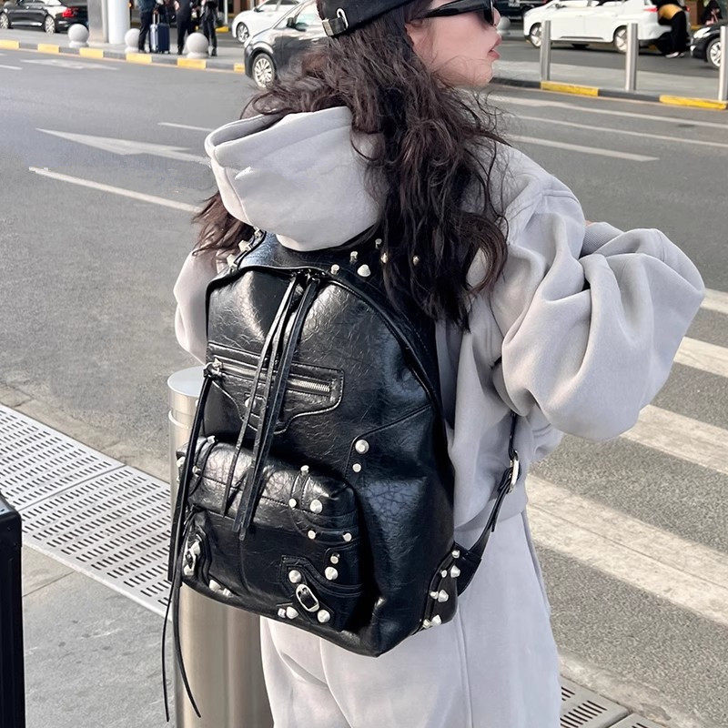 炸街铆钉双肩包暗黑美式街头背包帅气甜酷辣妹书包大容量轻便男女