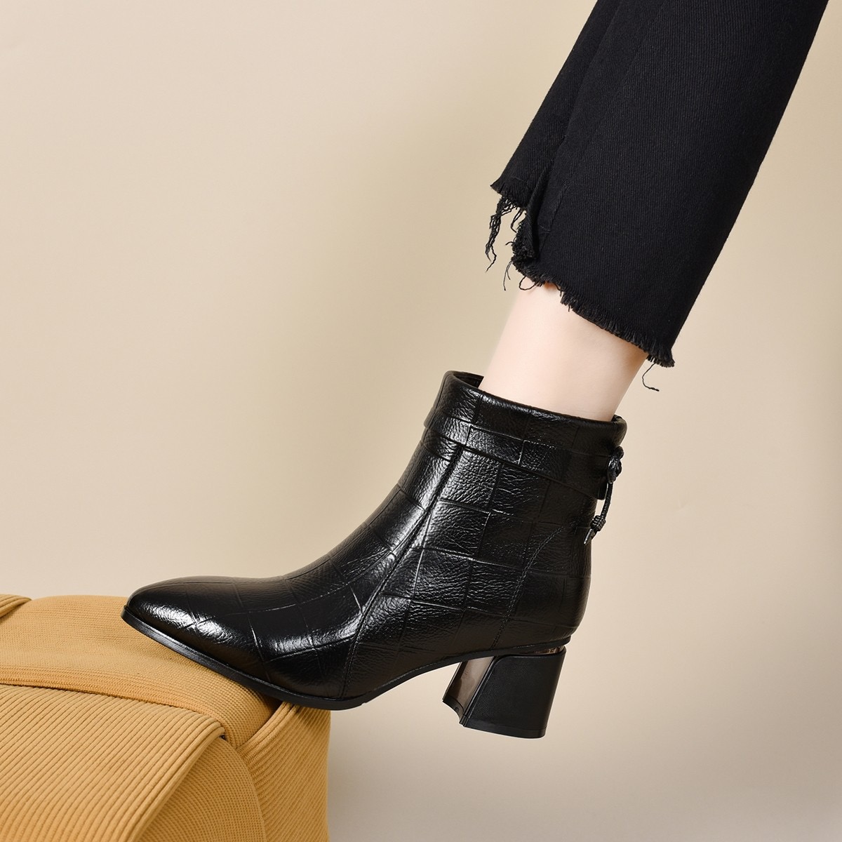 真皮格子短靴秋冬时尚新款简约百搭皮鞋尖头粗跟蝴蝶结气质妈妈鞋