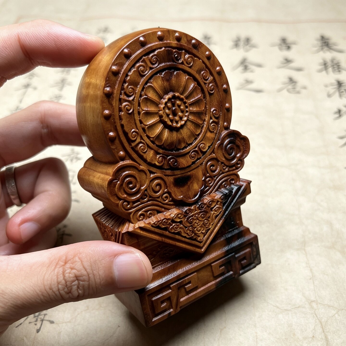 雷击枣木雕刻法轮摆件中式实木雕刻吉祥法轮底座家用桌面供奉工艺