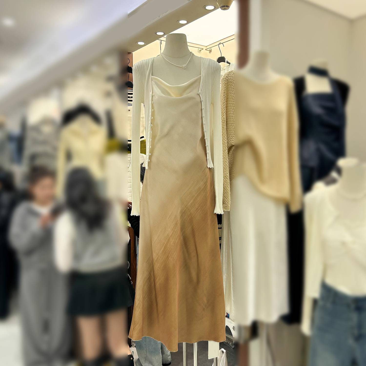 十三行2025春季荡领套头露背无袖显瘦长款渐变撞色吊带连衣裙女
