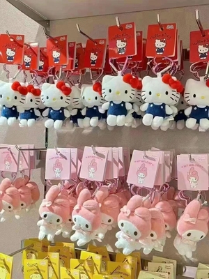 日本正版三丽鸥凯蒂猫HelloKitty爱心扣钥匙扣库洛米丑鱼KT包挂件