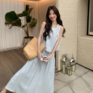 浅蓝色显瘦气质半身裙两件套女夏季2025温柔系穿搭高级感背心套装,夏天穿一脚蹬鞋怎么搭配袜子图片