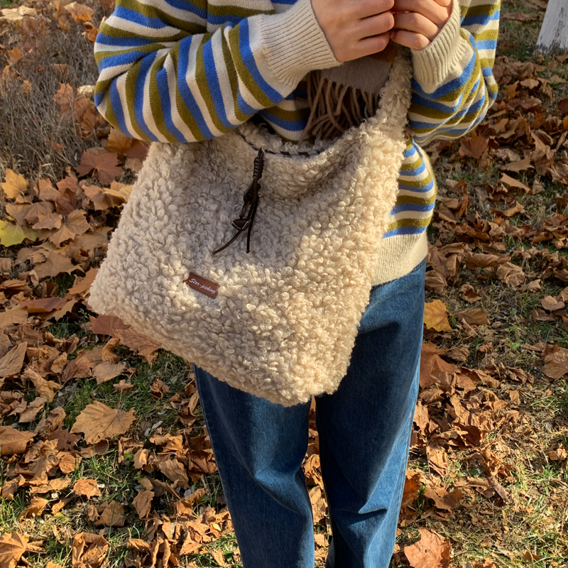 新款羊羔毛慵懒风女抽绳斜挎包