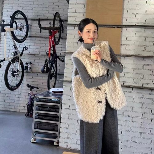 年轻款羊羔毛皮毛一体马甲外套女