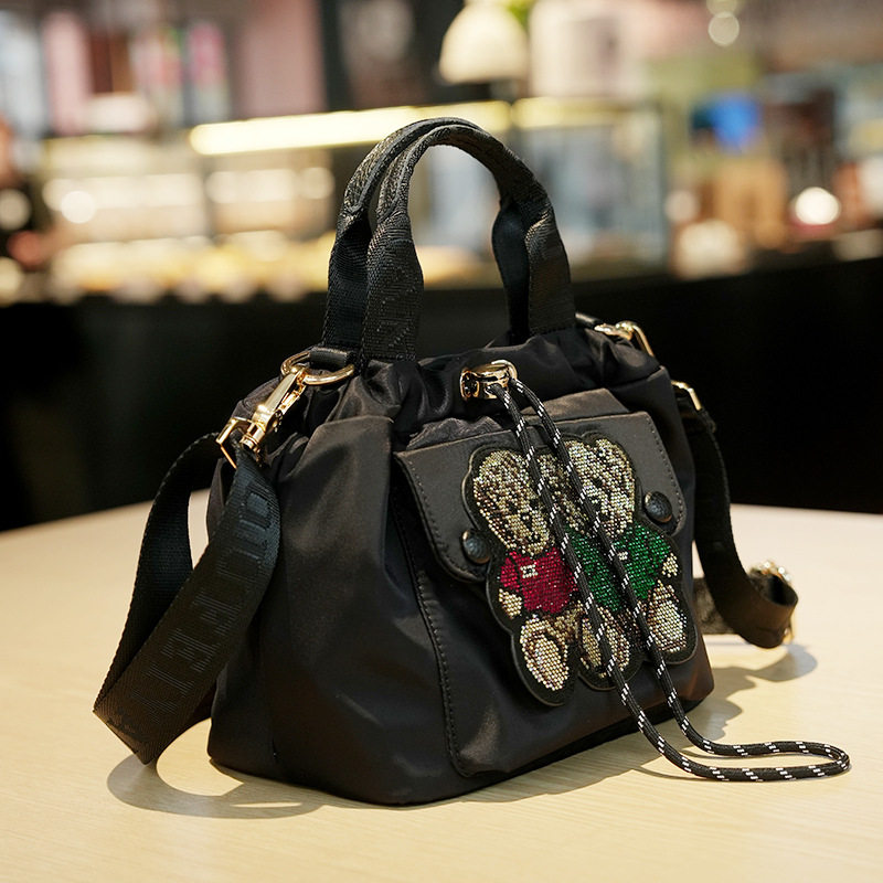 夏季防水布包包女大容量2025新款单肩斜挎包女轻便手提中年妈妈包