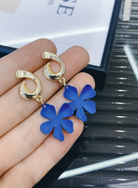 蓝色花朵耳钉女2021原创新款日韩气质高级感显脸瘦烤漆学生耳夹潮