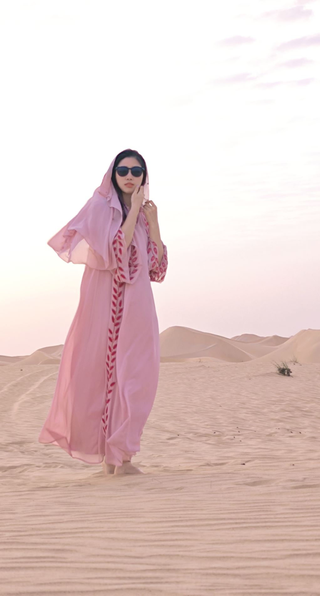 迪拜旅游印尼刺绣粉色长袍连衣裙头巾Dubai Arabic Long Jalabiya