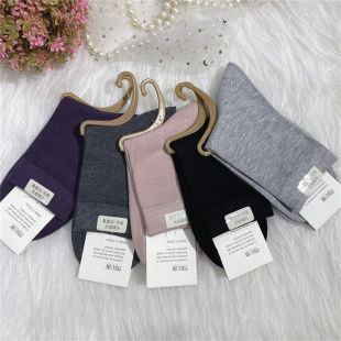 司纶祺女士春秋季 桑蚕丝感中筒袜子无骨柔软纯色防臭透气纯黑9101