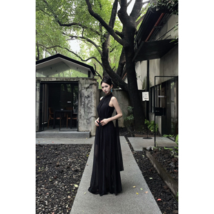 气质御姐黑色挂脖飘带网纱连衣裙女高级感带胸垫无袖收腰显瘦长裙