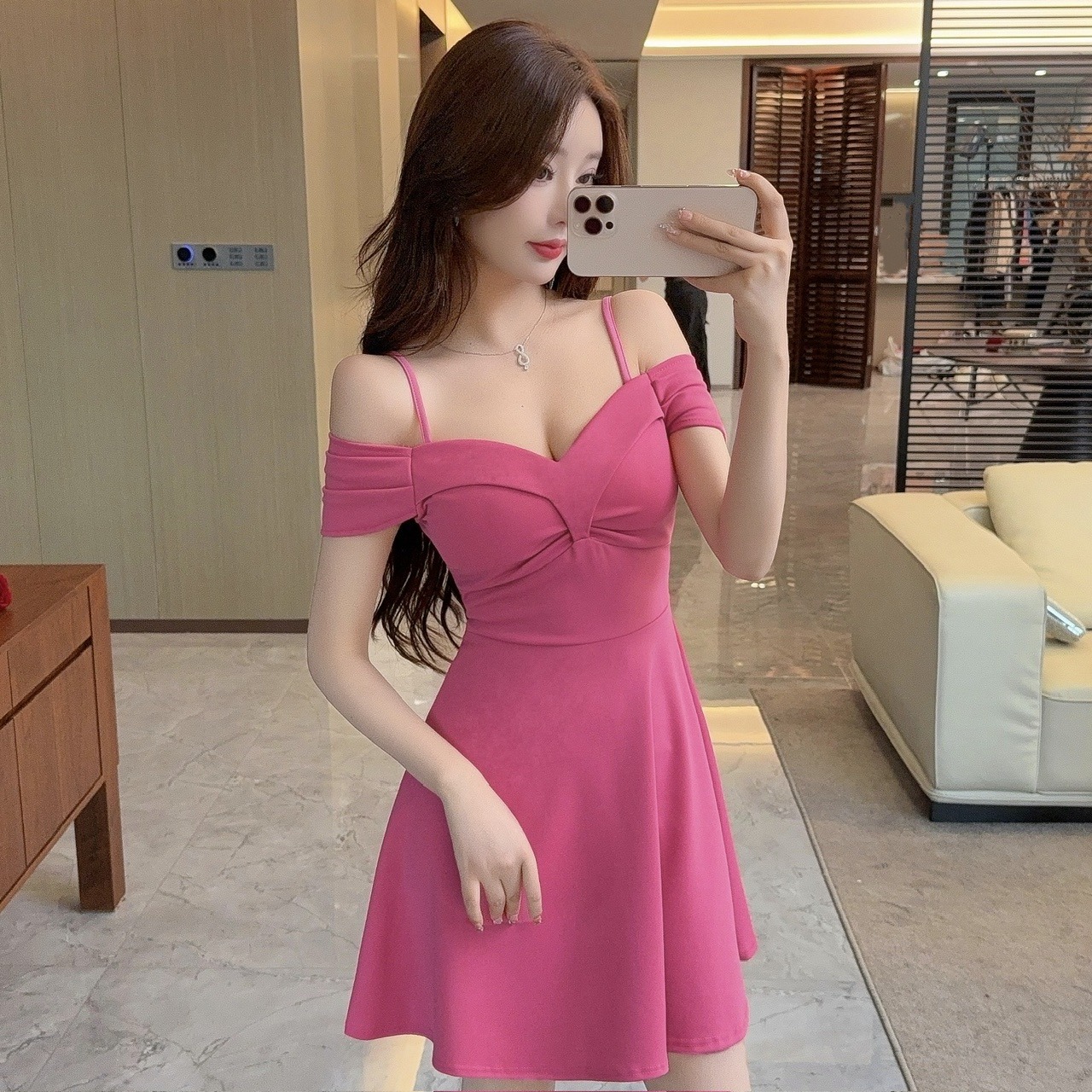 女A吊带总店性感摆辣妹修身纯欲低胸肩字大露肩夜一字连衣裙短裙