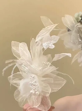 太仙了！超仙白色羽毛花朵网纱发夹氛围感欲风新娘侧边夹拍照发饰
