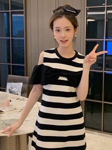 法式初恋甜美系露肩黑白条纹连衣裙女夏高级感显瘦胸口蝴蝶结裙子