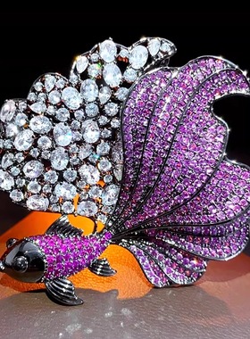 高档轻奢紫色锆石镶钻大尾鱼金鱼胸针男女生优雅气质大衣胸花领针