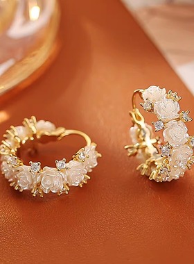 高档轻奢镶钻金色玫瑰花耳环女生法式高级小众甜美花朵耳扣耳饰品