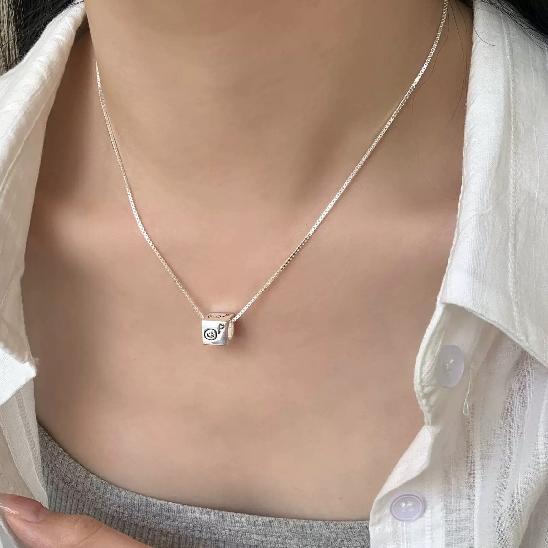 S925纯银笑脸雕刻爱心正方形项链女生素银简约轻奢高级几何锁骨链