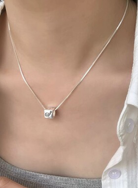 S925纯银笑脸雕刻爱心正方形项链女生素银简约轻奢高级几何锁骨链