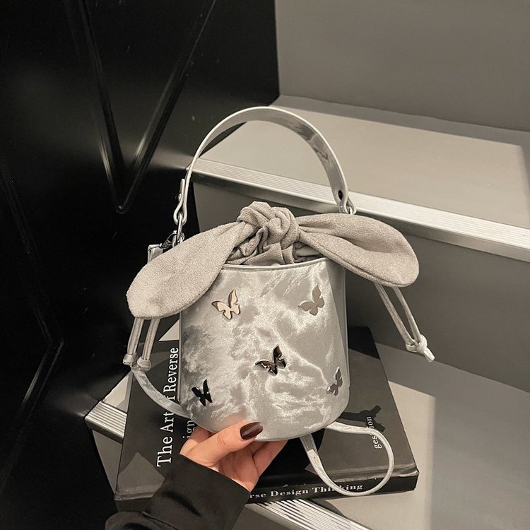 秋冬新款小众设计感水桶包包女通勤日常两用国风蝴蝶单肩包斜挎包