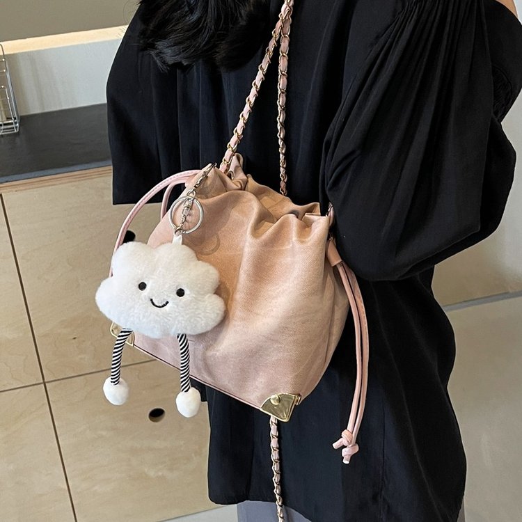 2025冬季新款通用款女包单肩斜挎包均码PU黑茶色牛仔蓝带挂件2025