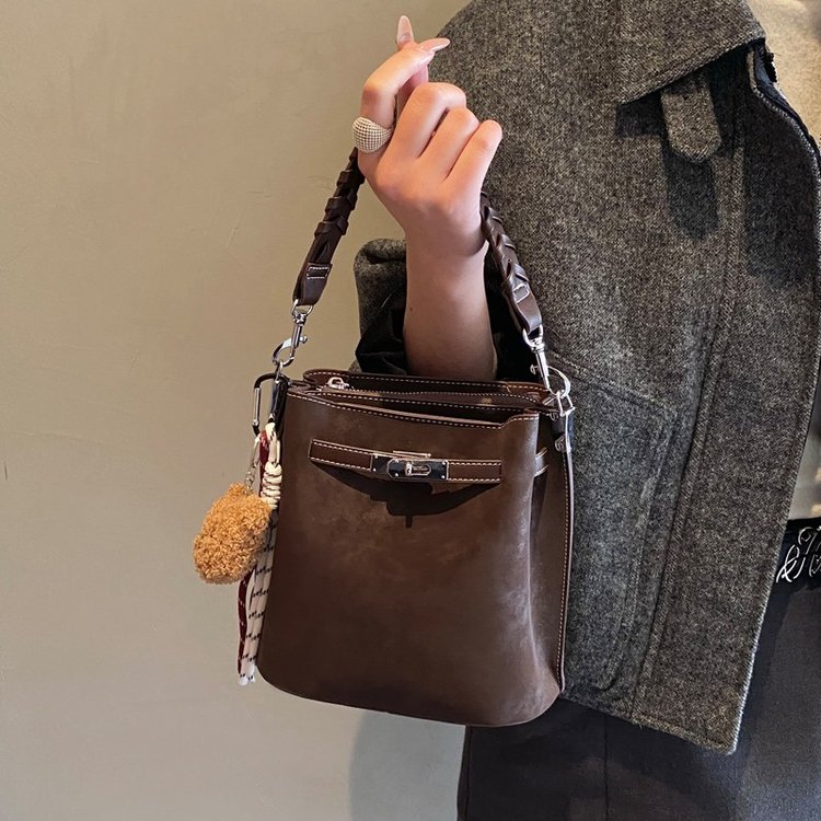 高级感新款通用款女包带挂件女锁扣女性单肩斜挎包2025年秋冬均码