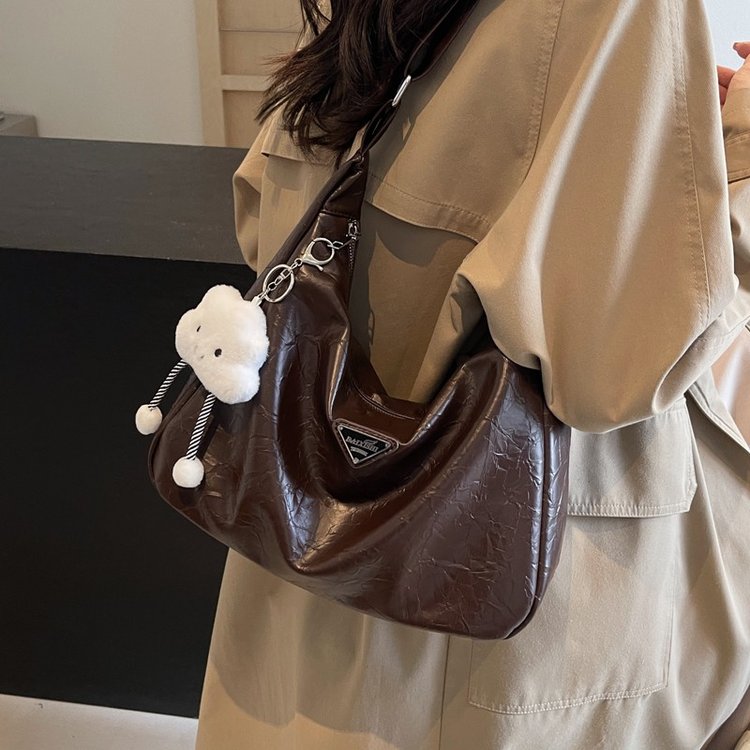 秋冬新款高级感百搭通勤饺子包包女日常两用时尚百搭单肩包斜挎包