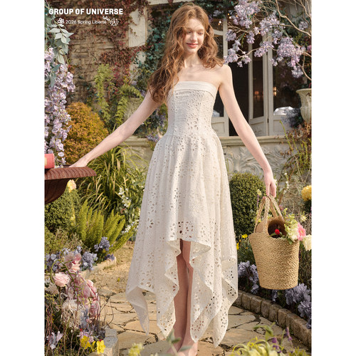 银河万岁“为自己庆祝”小白裙