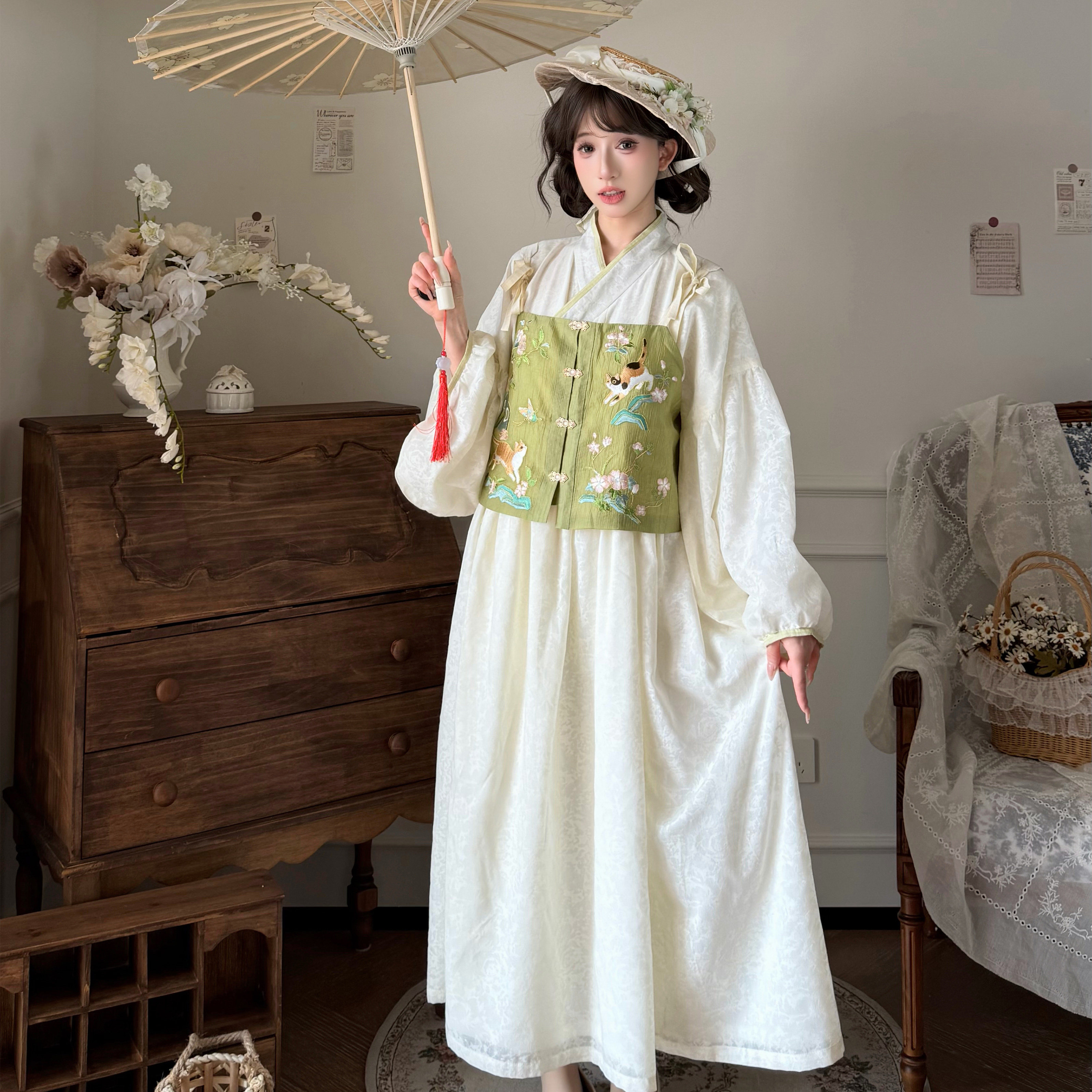 花朝记｜猫戏图｜明制汉服元素改良贴里主腰绿色绣花人棉天丝日常图片