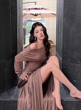 美式辣妹复古斜肩露肩长袖针织连衣裙女秋收腰显瘦褶皱长裙