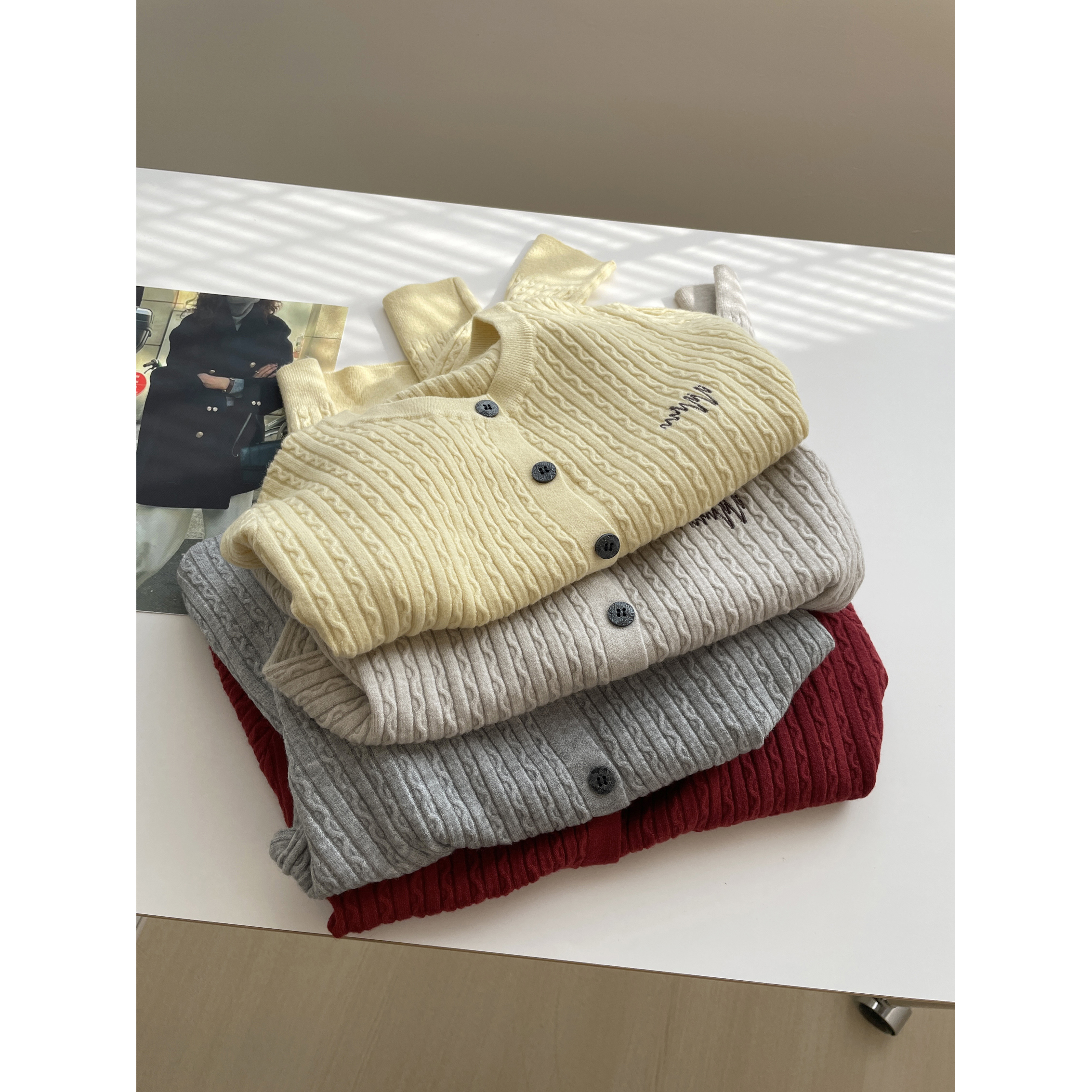 温柔显白~小刺绣麻花纹针织开衫