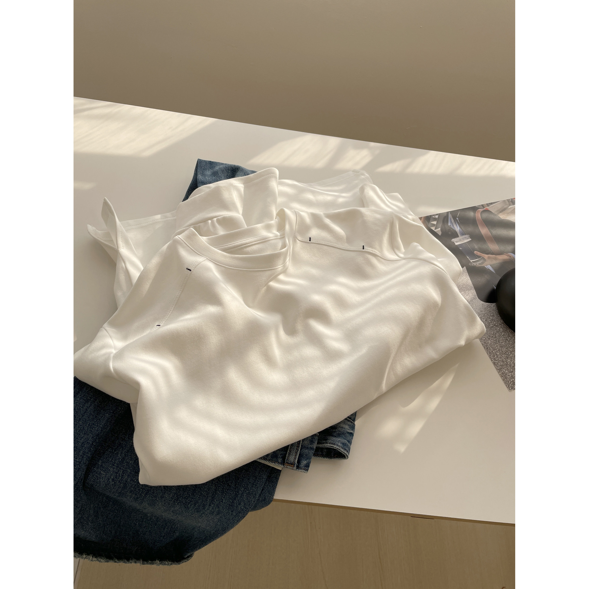 内里薄绒~明线设计白色长袖打底衫女！春款百搭宽松开叉中长款t恤