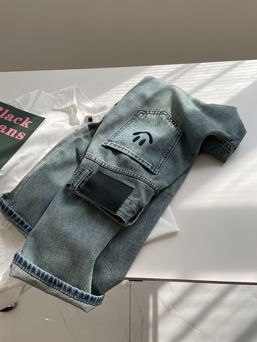 浅蓝色笑脸刺绣直筒牛仔裤女