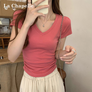 拉夏贝尔多巴胺莓红色修身正肩V领短袖T恤女夏褶皱显瘦收腰短上衣