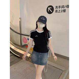 三条扛撞色正肩圆领短袖t恤女bm辣妹收腰显瘦刺绣白色短款上衣夏