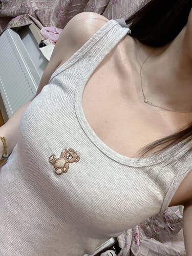 浅灰小熊背心吊带小熊刺绣