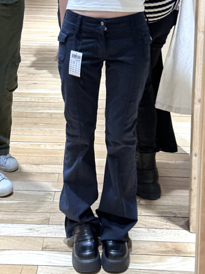 黑色唐丽低腰喇叭裤女