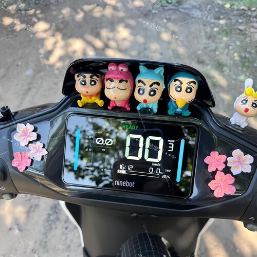 适用于九号Q90/85C/80C/385C/QZmix电动车蜡笔小新装饰公仔小摆件