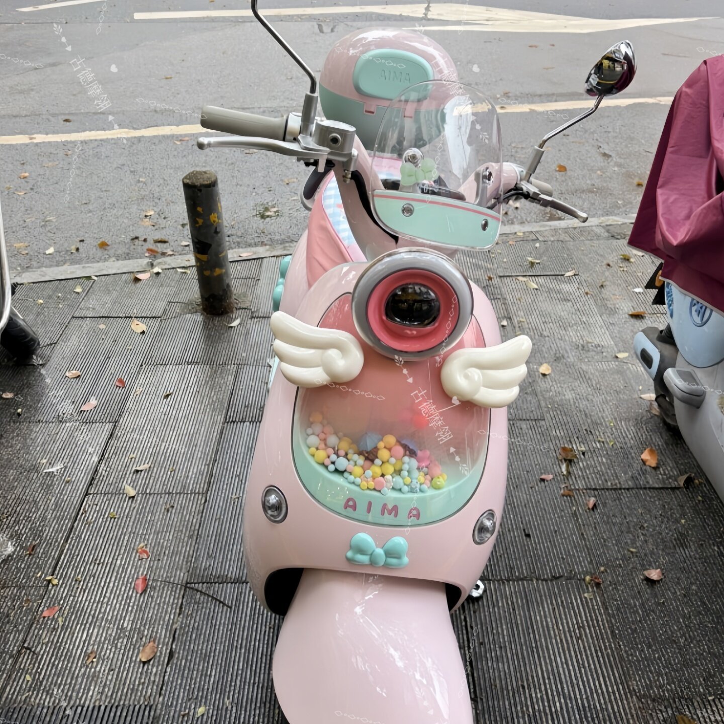 适用爱玛Lumi电动车橱窗可爱毛球氛围装饰DIY造景太空舱改装配饰