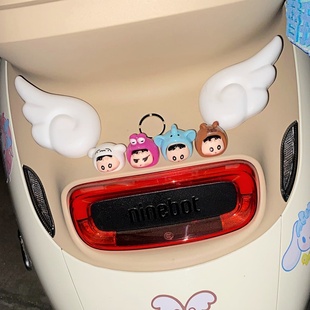 适用九号q85c电动车蜡笔小新装饰配件m95c尾部公仔偷我东西小摆件