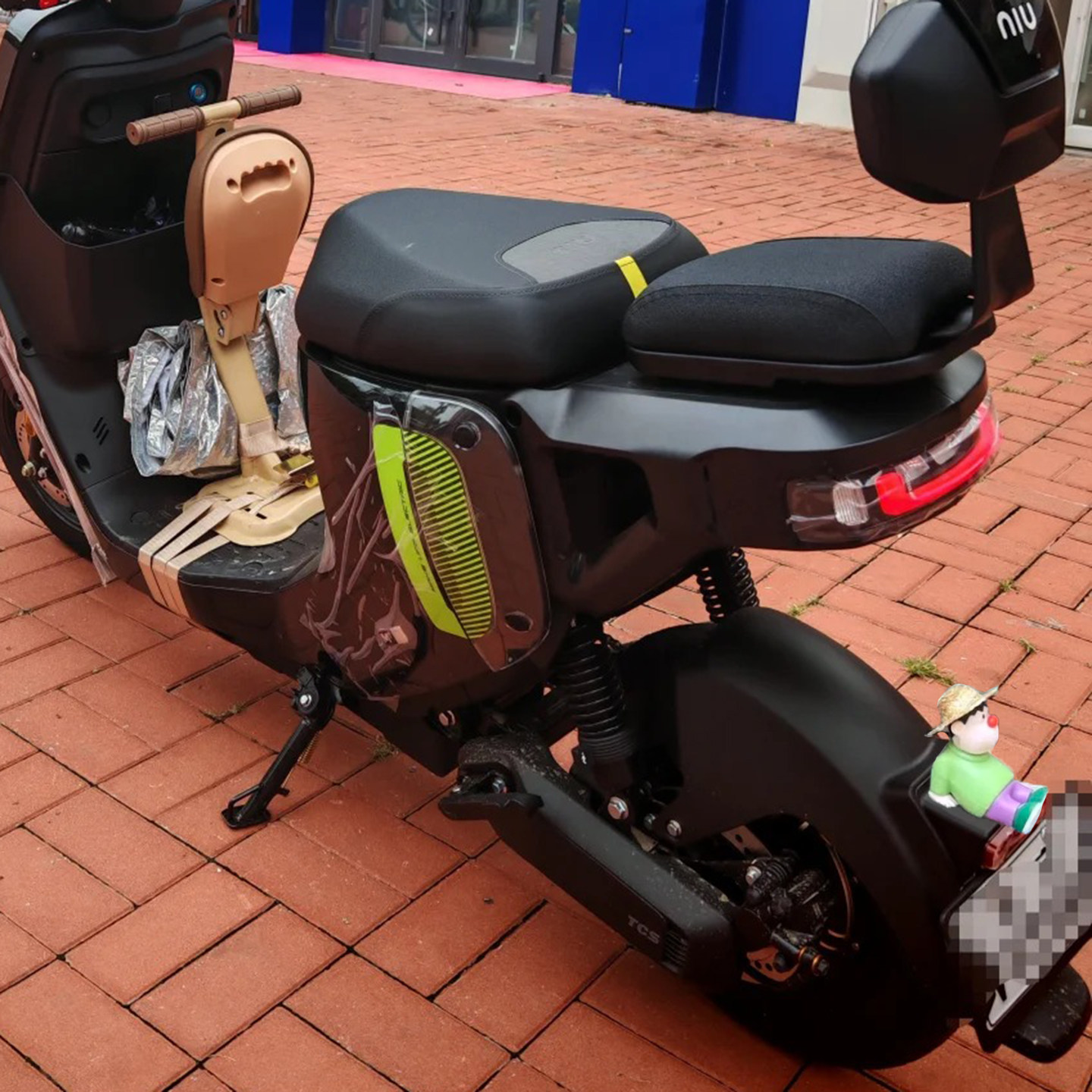 适用于小牛MT电动车摩托车尾部装饰小摆件车尾胖虎趣味动漫公仔