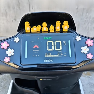 可爱治愈系奶龙车载摆件电动车装饰小配件雅迪九号电瓶车小摆件女