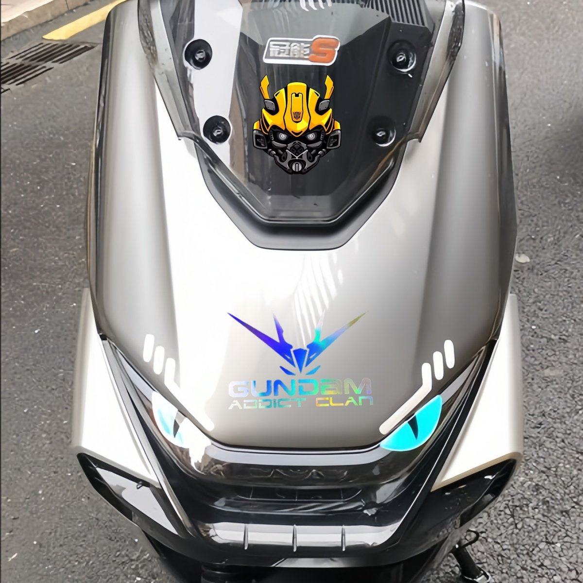 适用雅迪冠能S白鲨70/90电动车灯夜光眼睛高达拉花大黄蜂版画改装