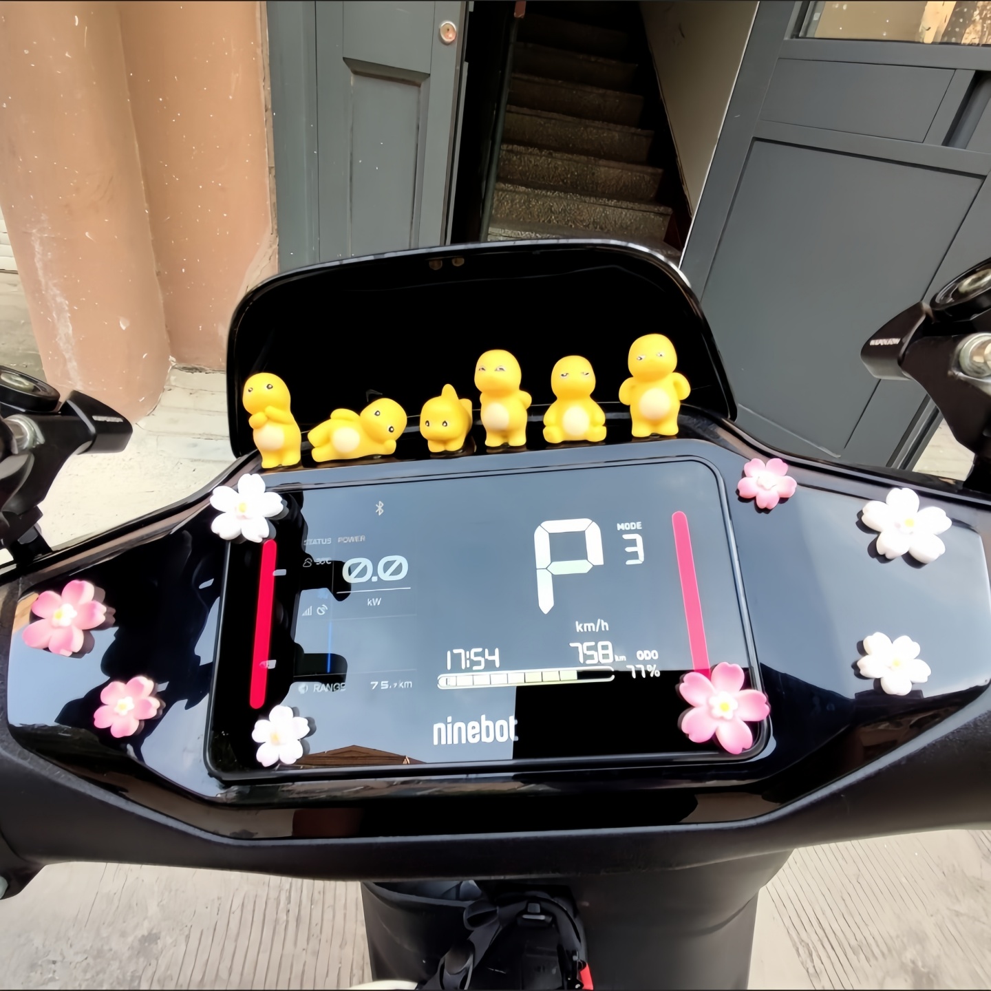 电动车仪表盘装饰奶龙樱花小摆件