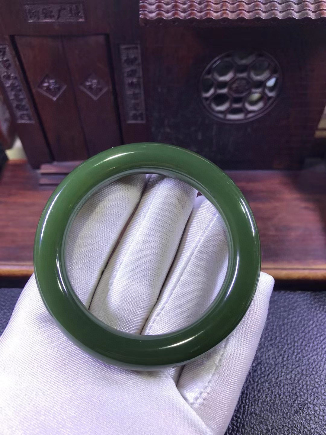 和田玉析木绿河磨玉椴树林54口圆条手镯58克结构均匀东北透闪石玉