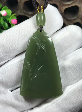 天然和田玉东北籽料析木河磨玉竹牌吊坠挂坠32克艳绿细腻厂家直销