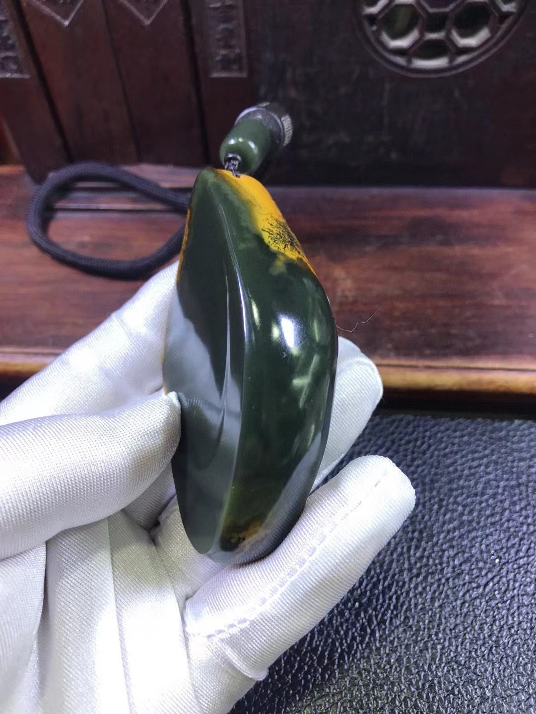 和田玉东北籽料透闪石玉析木绿河磨玉墨绿色手把石93克纯天然正品