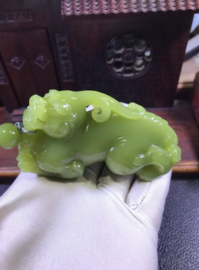 和田玉析木椴树林黄绿肉貔貅手把件182克玉质细腻结构均匀纯天然